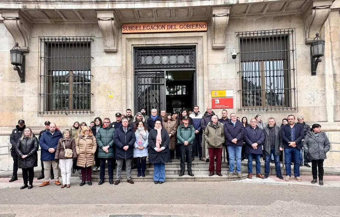 Imagen de la concentración celebrada este lunes a las puertas de la Subdelegación del Gobierno de León. Foto: Ayto de León