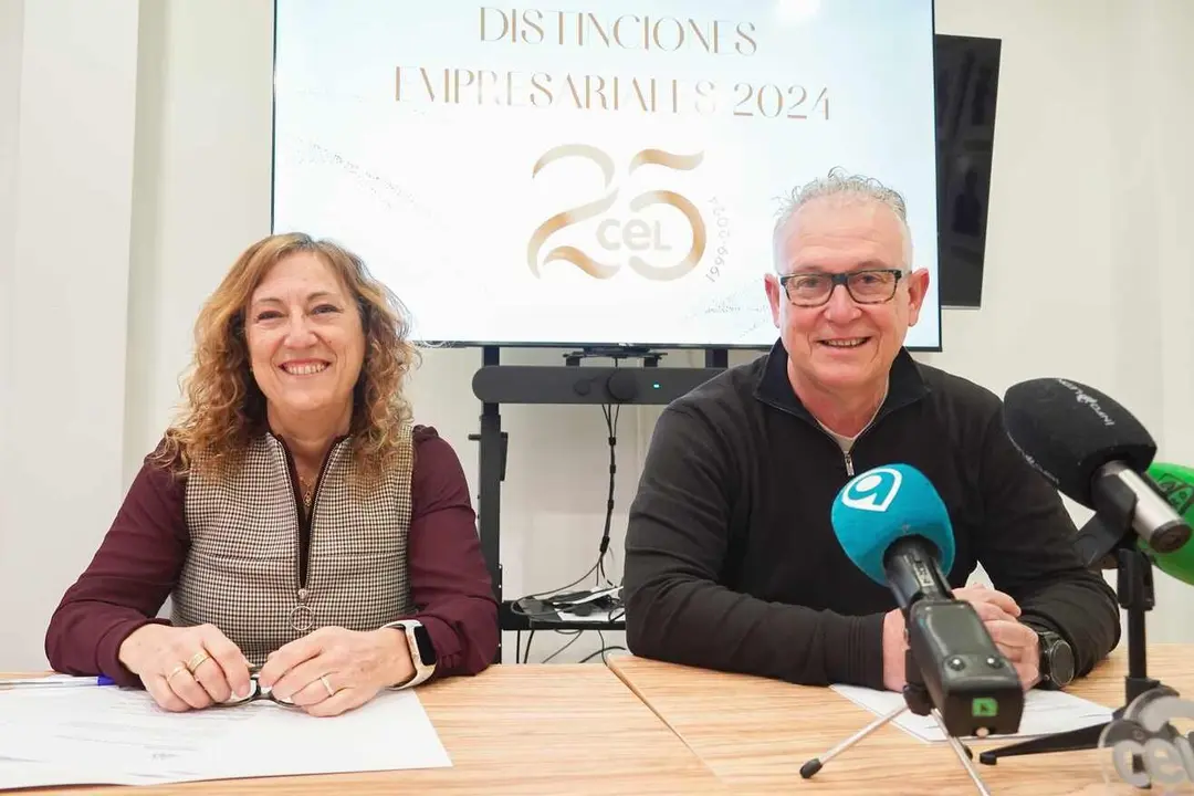 El secretario general y la coordinadora del Grupo de Mujeres Empresarias y Directivas del Círculo Empresarial Leonés, Nicesio Álvarez y Azucena Ramos, anuncian los nombre de empresas e instituciones galardonadas con sus Distinciones Empresariales 2024. Foto: Campillo