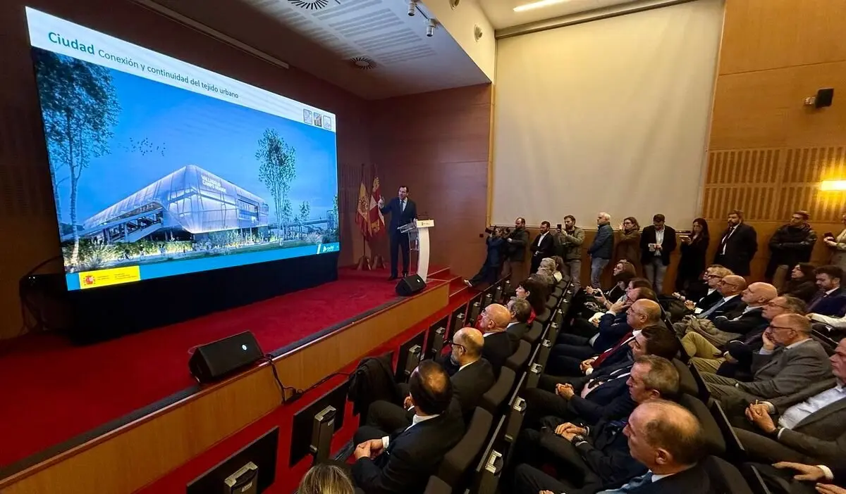 El ministro de Transportes y Movilidad Sostenible, Óscar Puente, presenta el proyecto de la nueva estación de tren de Valladolid Campo Grande. Al acto asiste el consejero de Movilidad y Transformación Digital de la Junta, José Luis Sanz Merino. Foto: Leticia Pérez.
