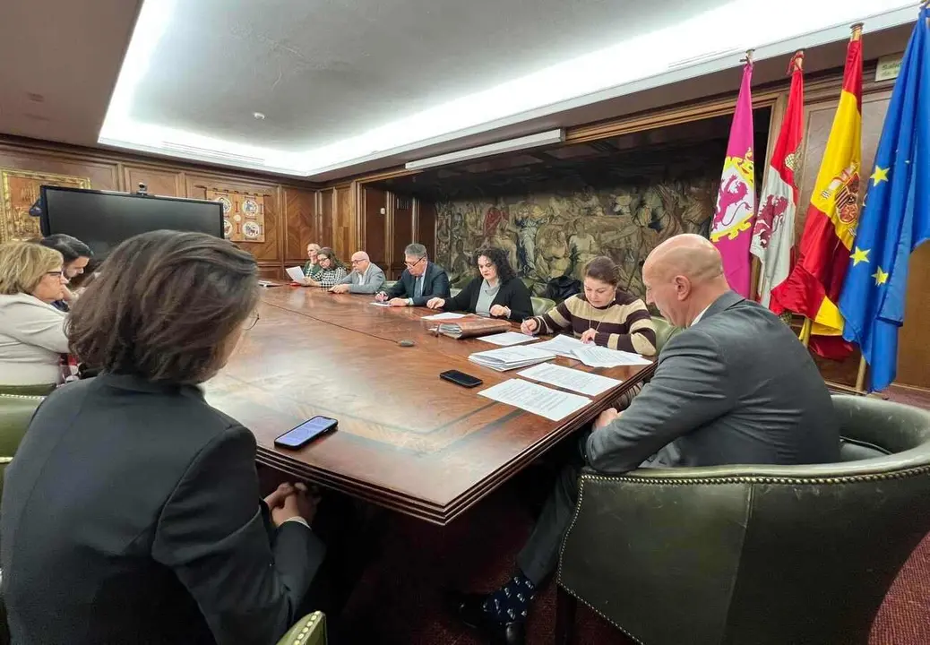 Imagen de una junta de gobierno local del Ayuntamiento de León.