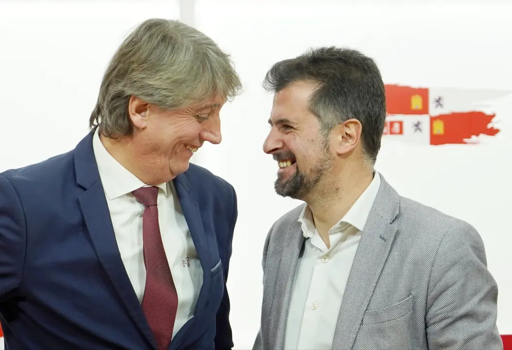 El secretario general del PSOE de Castilla y León, Luis Tudanca, y el secretario general electo de la formación, Carlos Martínez, comparecen ante la prensa. Foto: Miriam Chacón.