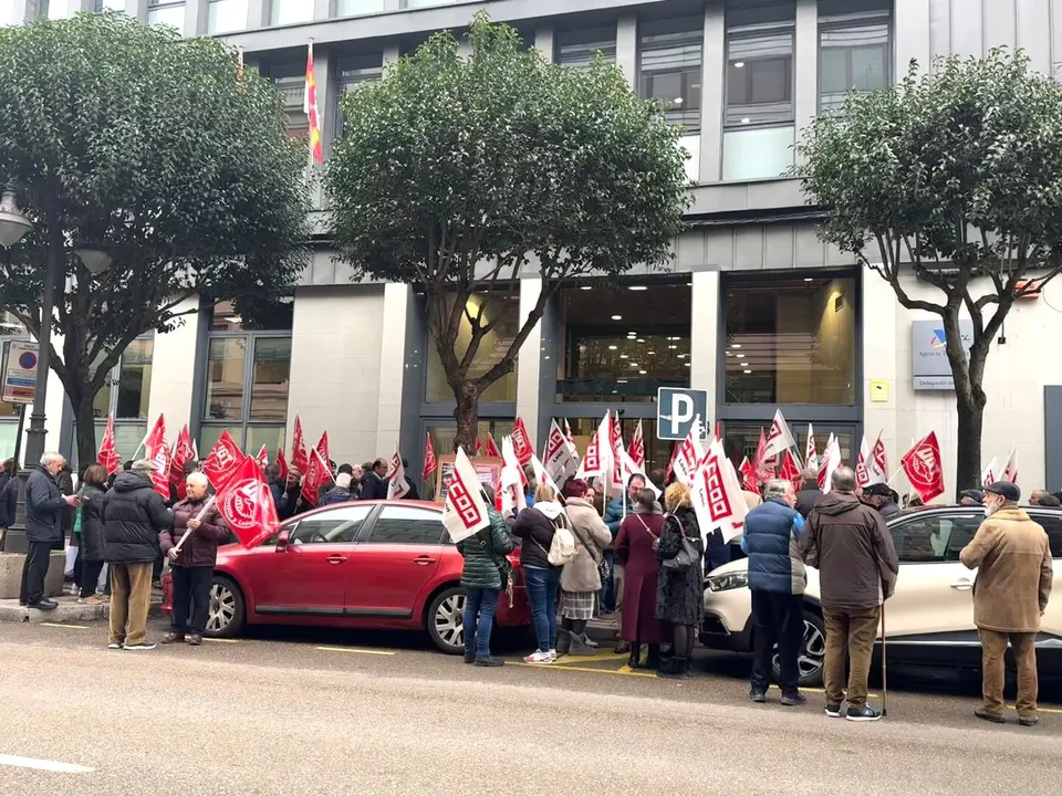 CCOO se concentra en León para exigir el pago de la deuda mutualistas. Fotos: Silvia García.