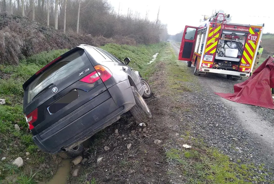 Imagen del vehículo en el lugar del accidente. Foto: Bomberos Ponferrada