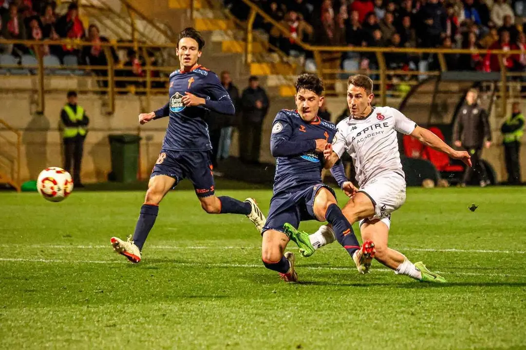 Momento en el que Manu Justo sentencia el encuentro ante el Celta Fortuna. Foto: CyDLeonesa