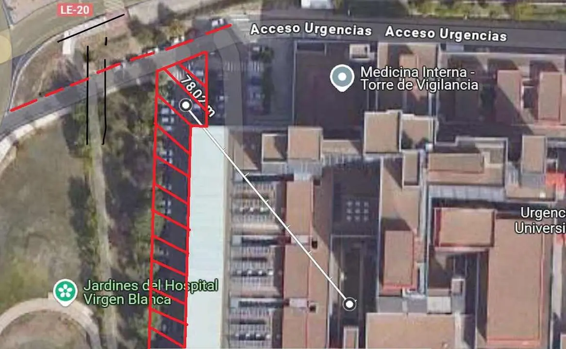 Imagen de la zona afectada por la instalación de la grúa en el Hospital de León.