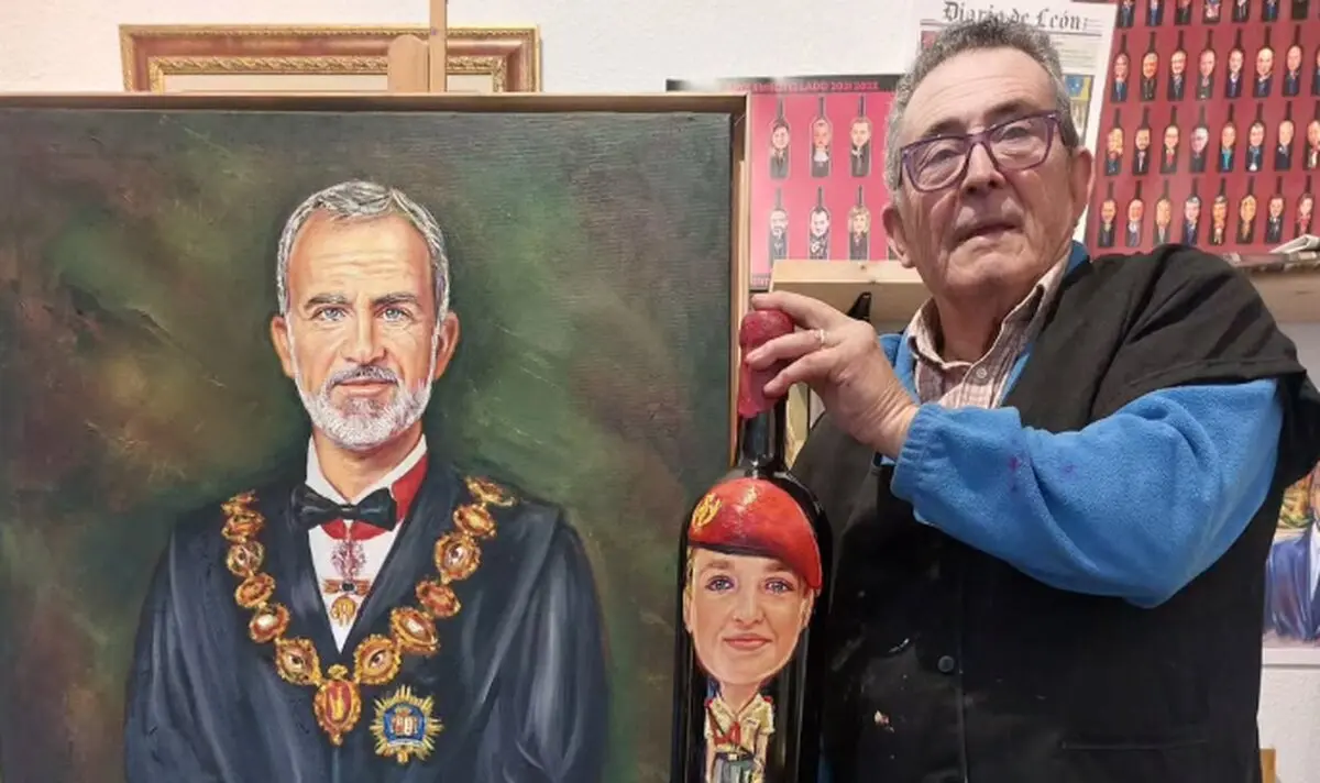 El pintor leonés Luis Zotes Flecha con algunas de sus obras.