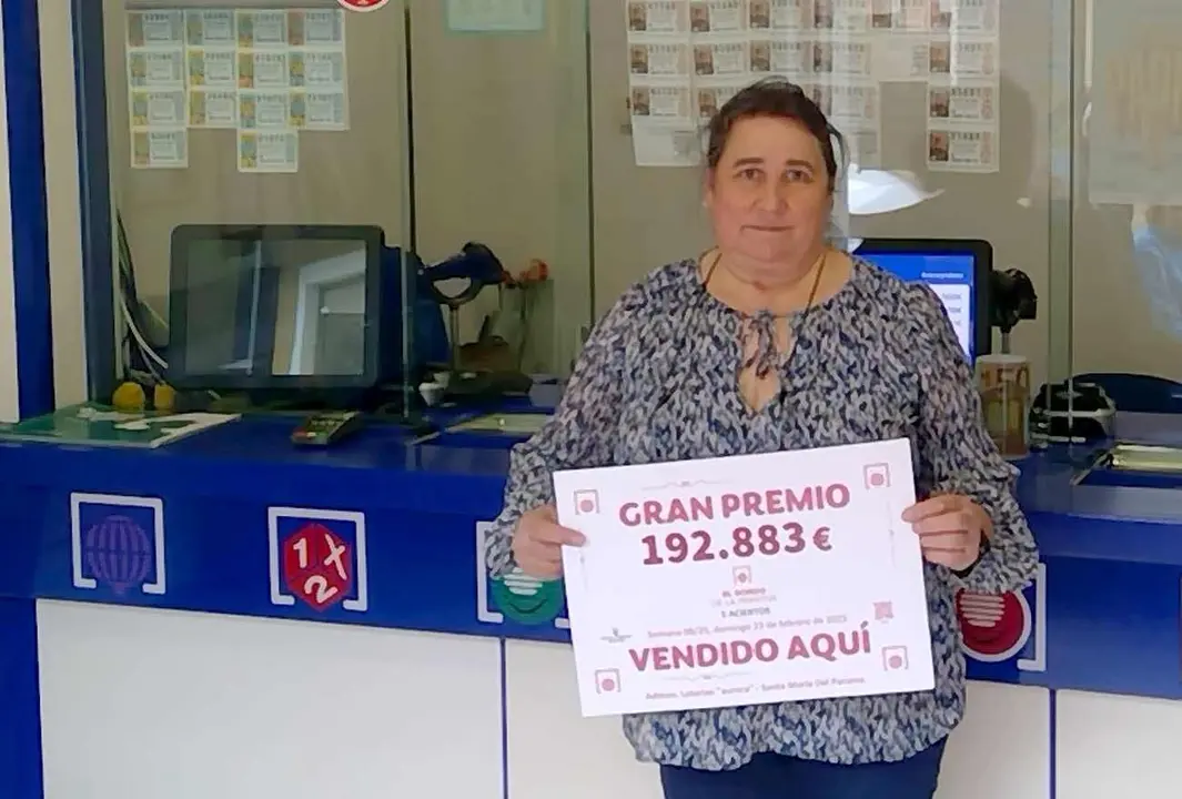 La titular del establecimiento muestra el premio entregado.
