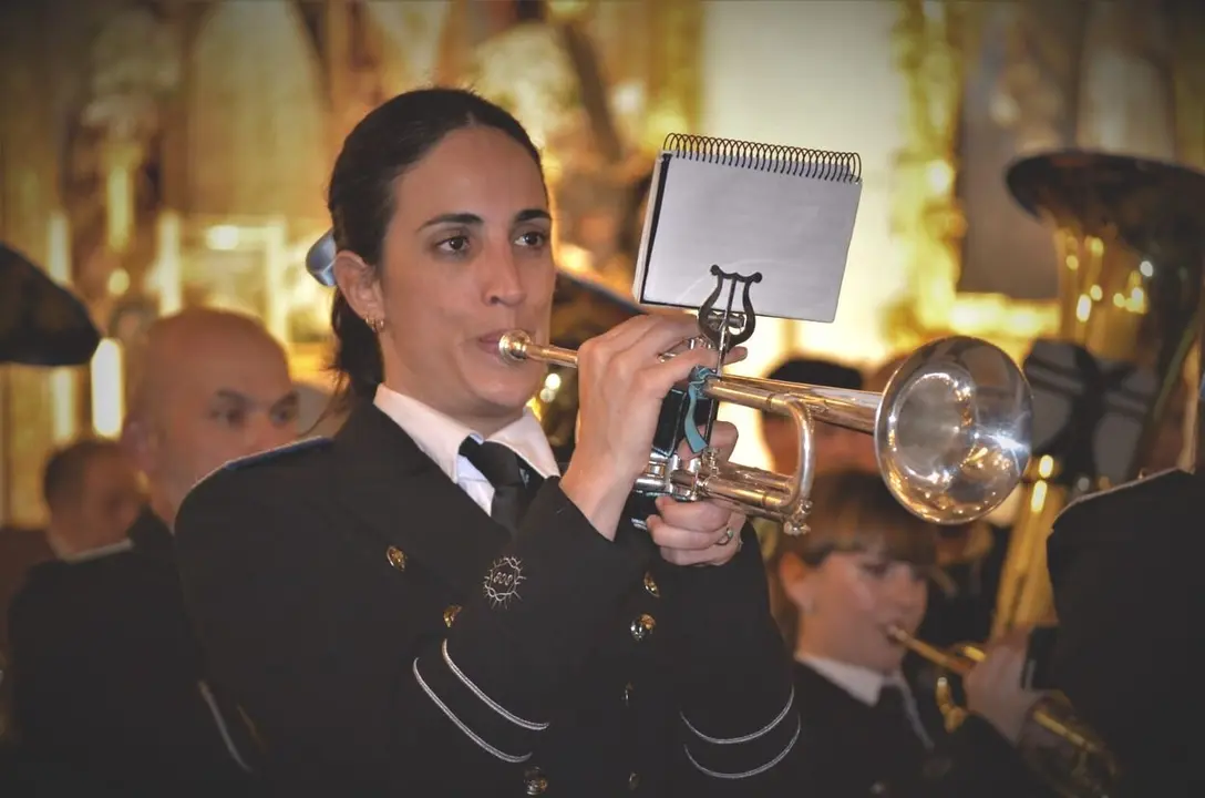 Sara Rodríguez tocando en la Iglesia de los Gitanos en Sevilla con la banda Santo Cristo de la Bienaventuranza. Foto: Daniel Tascón.