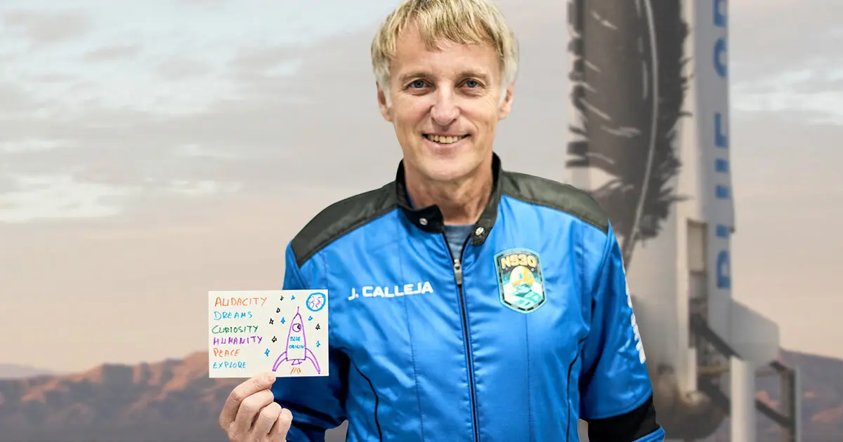 Calleja muestra un dibujo realizado por él mismo en la antesala del lanzamiento. Cada uno de los viajeros ha realizado el suyo.