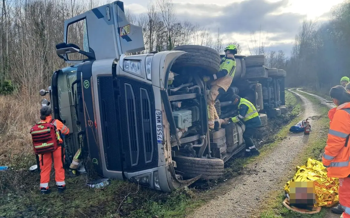 Accidente de un camión en Villamartín de la Abadía.