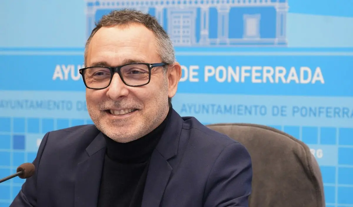 El concejal de Fiestas del Ayuntamiento de Ponferrada, Carlos Cortina, junto a la concejala de Deportes y Juventud, Eva Gonz&aacute;lez, durante la presentaci&oacute;n de los detalles del Carnaval de Ponferrada 2025. Foto: C&eacute;sar S&aacute;nchez.