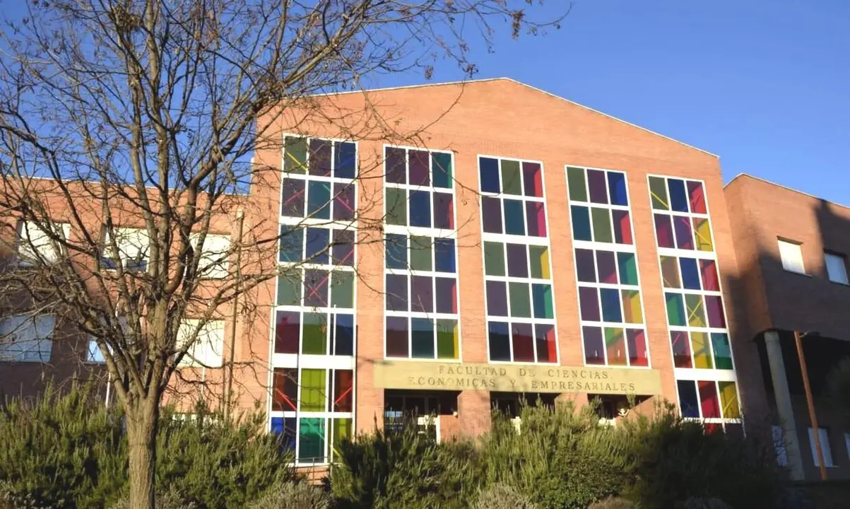 Fachada de la Facultad de Económicas de la Universidad de León.
