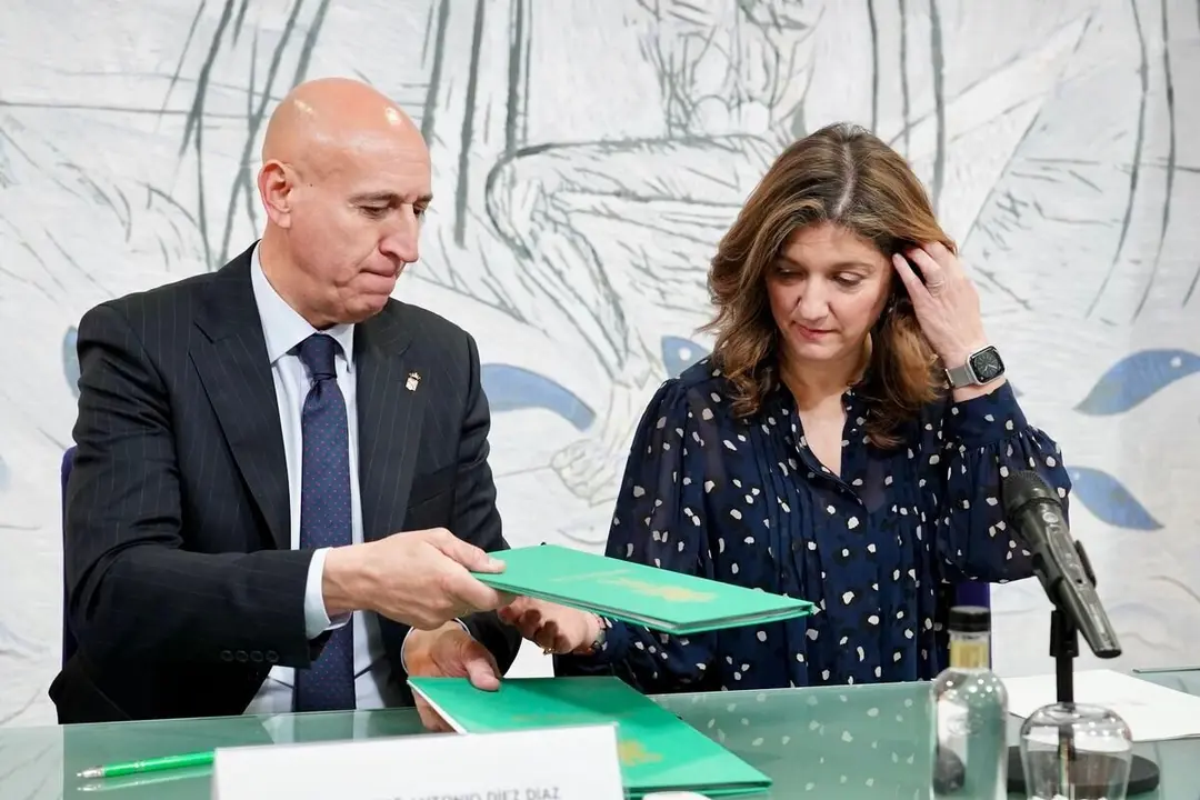 La rectora de la Universidad de León, Nuria González, y el alcalde de León, José Antonio Diez, firman un convenio de colaboración para la evaluación y control de la calidad del aire ambiental en el municipio de León. Foto: Campillo.