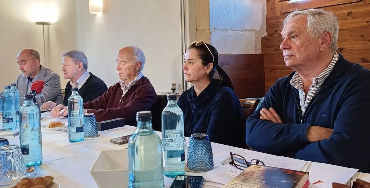 (I a D) Apolinar Fernández, concejal de Villadangos del Páramo; Luis Gutiérrez, miembro y expresidente de la Asociación de Amigos del Camino de Santiago de León; Anselmo Reguera, actual presidente de dicha asociación; Esperanza Marcos, alcaldesa de Benavides del Órbigo; y Tomás Álvarez, presidente de la Asociación de Amigos del Camino Künig.