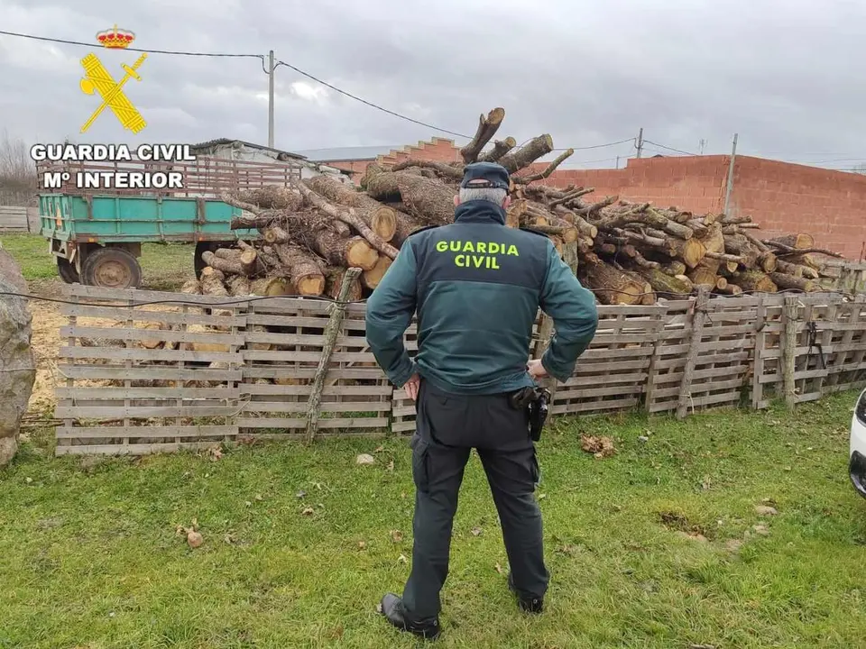 Efectivos de la Guardia Civil durante la recuperación del material robado.