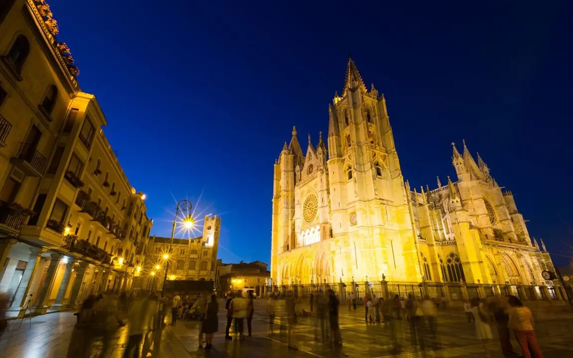 Imagen de la Catedral de León de noche.