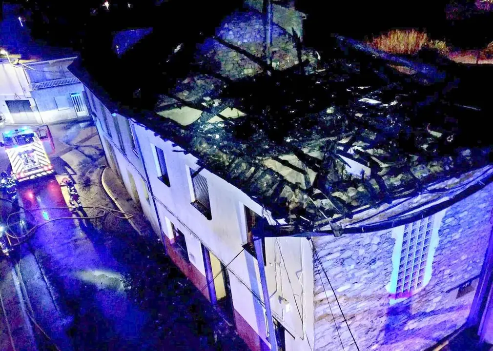 Imagen de la vivienda afectada por el incendio con la techumbre totalmente colapsada.