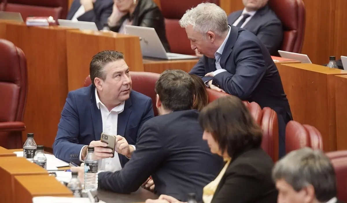 Luis Mariano Santos, de la UPL, y Ángel Ceña, de Soria Ya, durante el Pleno de las Cortes. Foto: Rubén Cacho.