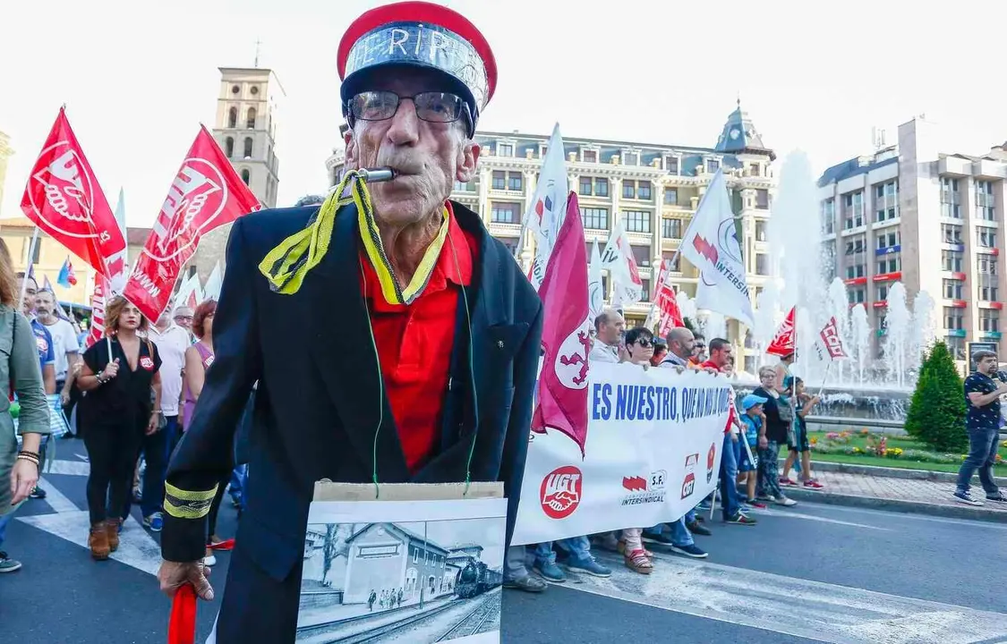 Manifestación en defensa de Feve transitando por el centro de la capital en 2018. Foto: Campillo
