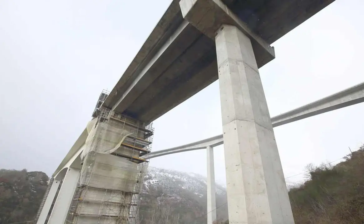 Imagen de uno de los puentes sobre la A-6.