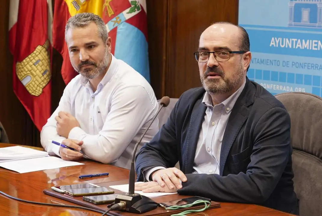 El alcalde de Ponferrada, Marco Morala (D), junto al concejal de Comercio, David Pacios (I), durante la presentación del contrato eléctrico en edificios municipales. Foto: César Sánchez