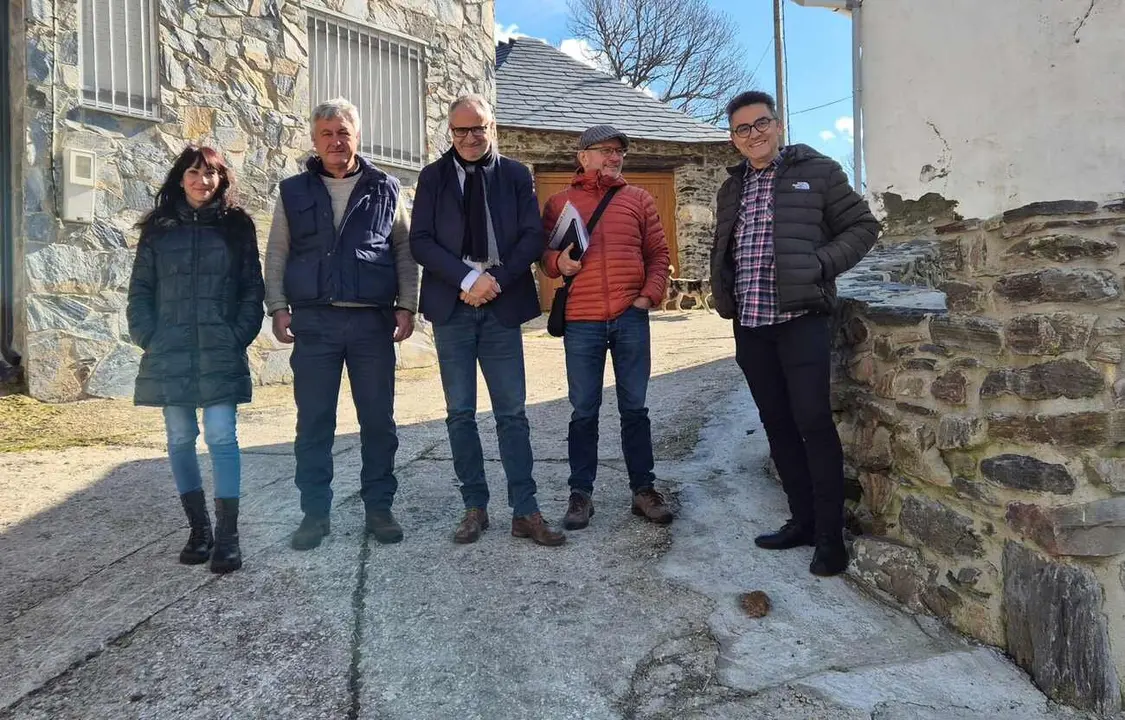 Un instante de la visita para ver el desarrollo del plan de pequeñas obras.