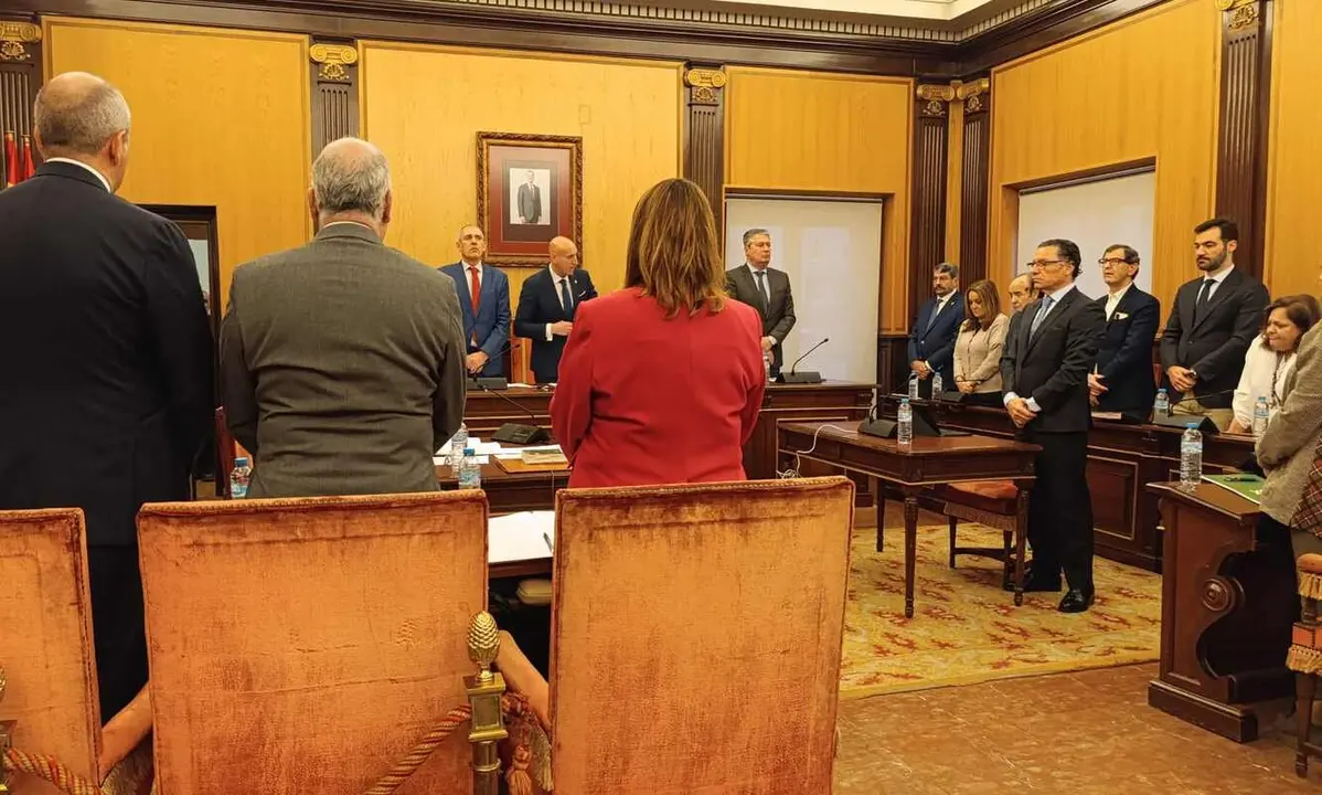 Imagen del pleno de este viernes, en el momento de guardar el minuto de silencio previo al inicio de la sesión.