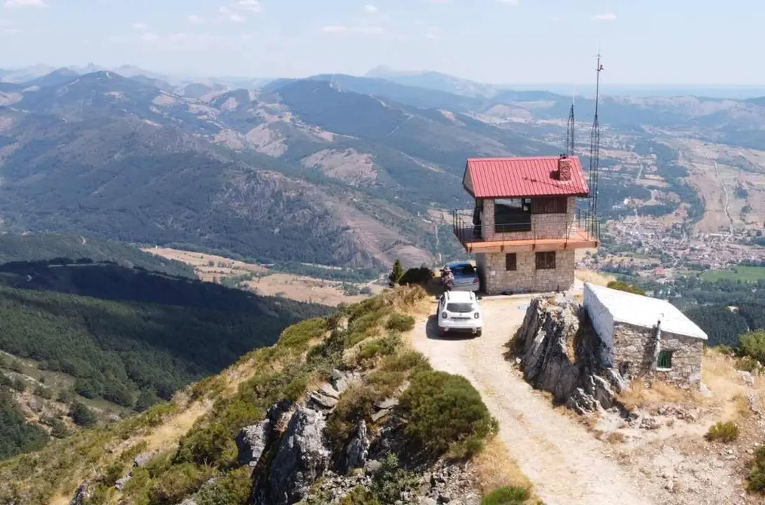 Torre de vigilancia en Pico Cueto, en Le&oacute;n.