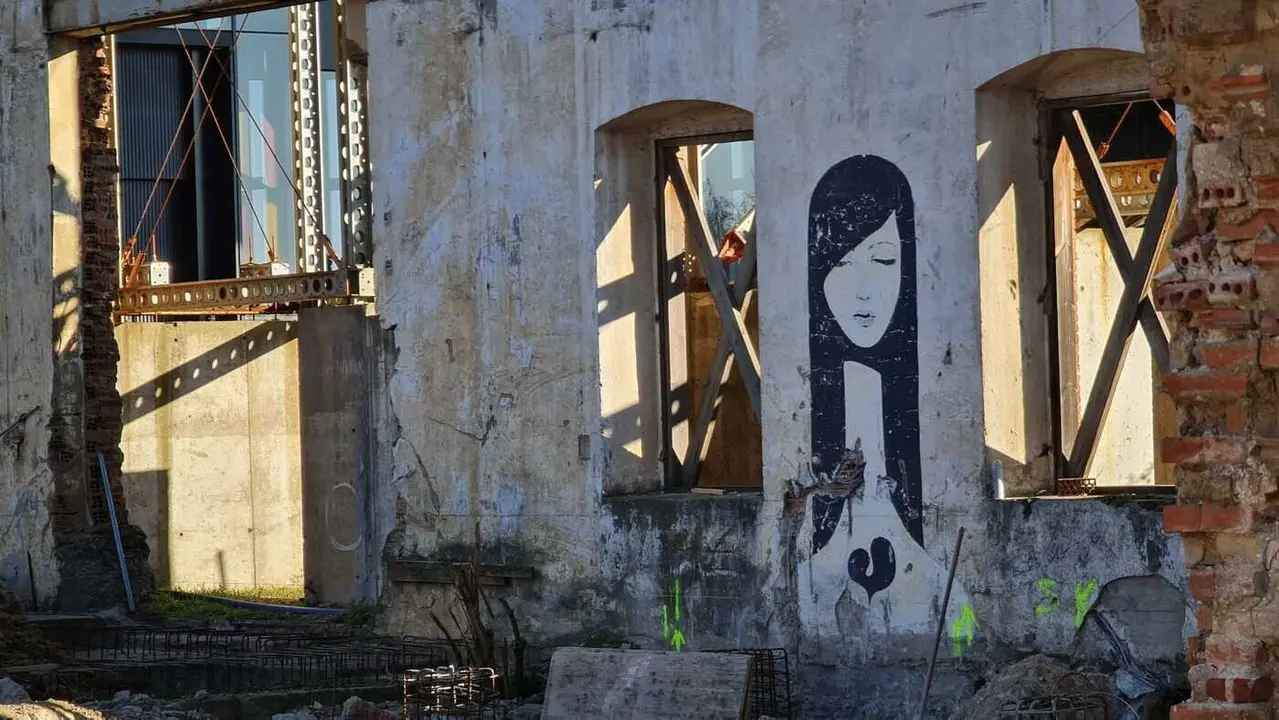 El estudio de arquitectura Rodr&iacute;guez Valbuena dise&ntilde;a un plan espec&iacute;fico para salvar los frafiti realizados en la vieja Azucarera, reconvertida a espacio p&uacute;blico tras su no materializaci&oacute;n como Palacio de Congresos. Afrodita, el internacional grafitero Rosh, intenta as&iacute; revivir entre escombros.