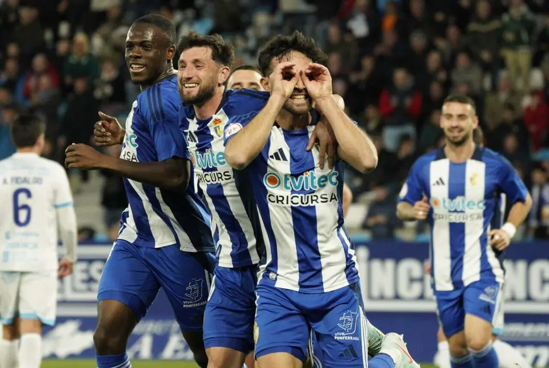 Un instante de un partido de la Ponferradina esta temporada en el Toralín. / SD Ponferradina
