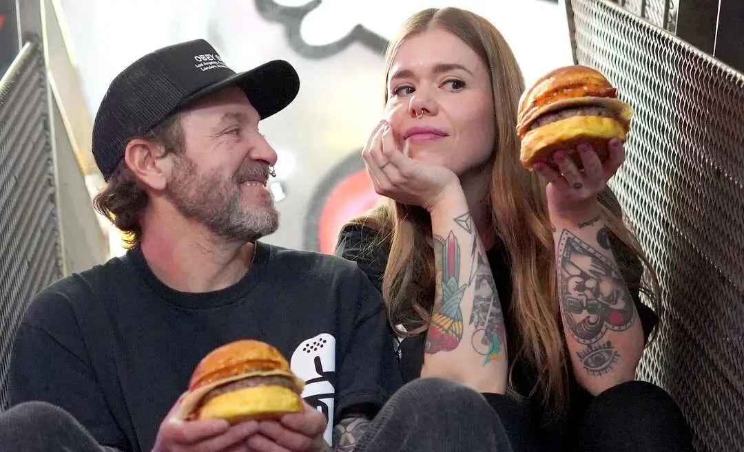 Una hamburguesa de Le&oacute;n, la mejor de Espa&ntilde;a. En la imagen, los propietarios de The Carnivan junto a la creaci&oacute;n premiada.