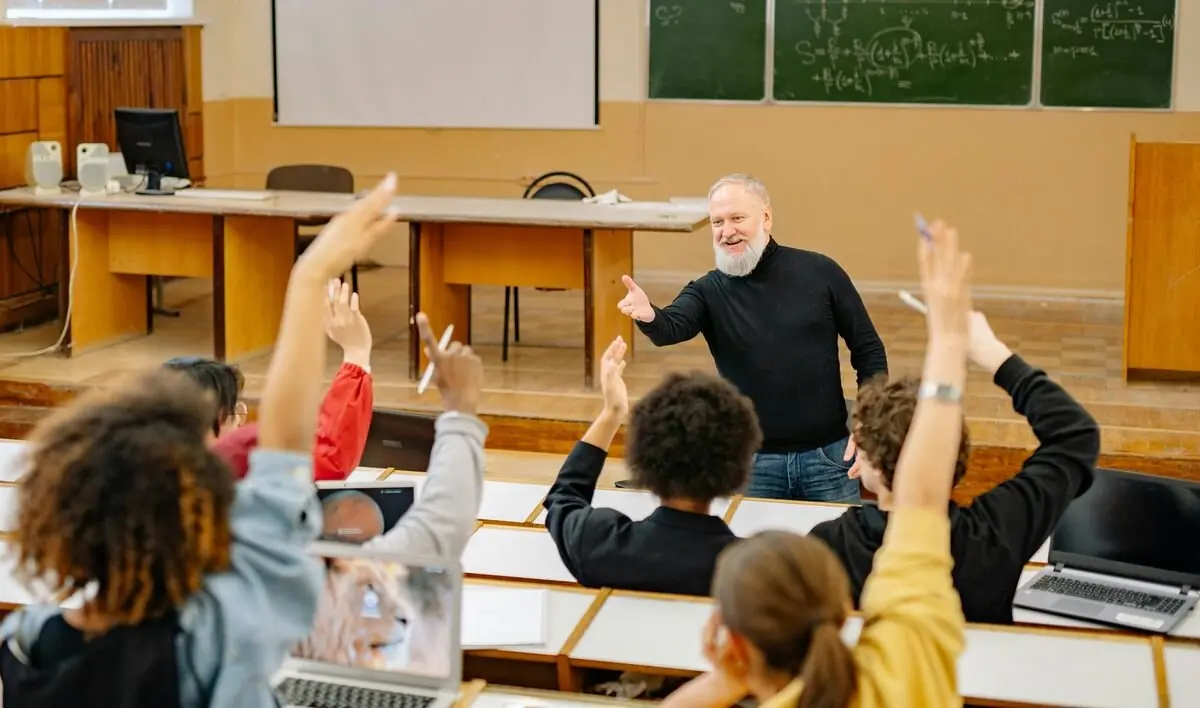 Colectivos de Jóvenes Comunistas aseguran que Junta y Universidades avalan la explotación de los estudiantes.
