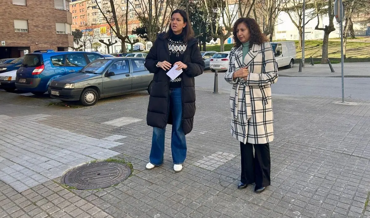 La responsable del Área de Fomento, Lidia Coca, acompañada por la concejal Ivelisse Martínez, ha comprobado las severas deficiencias que acumula el pavimento de la zona comprendida entre la calle Ángel Barja y la avenida Huertas del Sacramento.