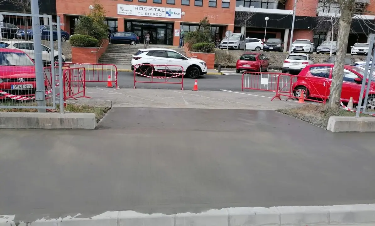 La Brigada de Obras mejora el acceso al Hospital El Bierzo.