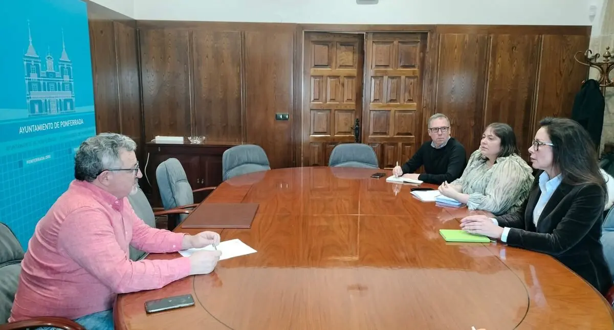 Reunión del concejal de Transportes y Movilidad del Ayuntamiento de Ponferrada, Carlos Fernández, con el Servicio Municipal de Transportes de la ciudad.