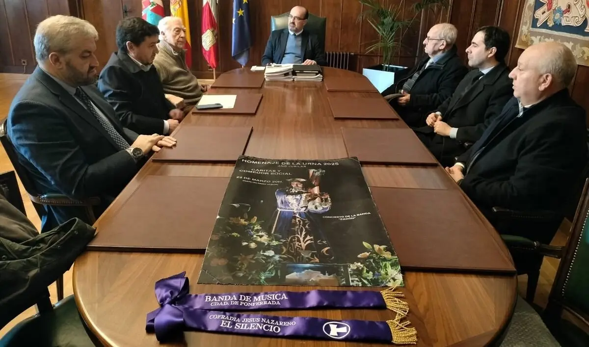 Encuentro entre el alcalde de Ponferrada, Marco Morala, y la Cofradía Jesús Nazareno de El Silencio.