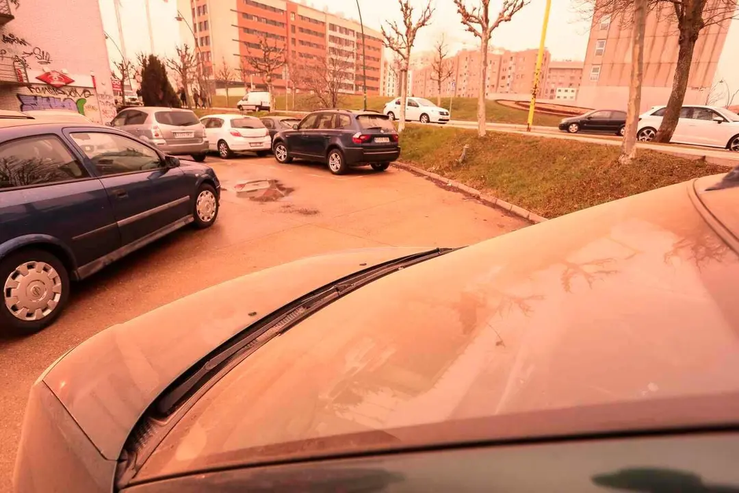 Calima en la capital leonesa. en la imagen, manto de polvo africano sobre los vehículos. Foto: Campillo.