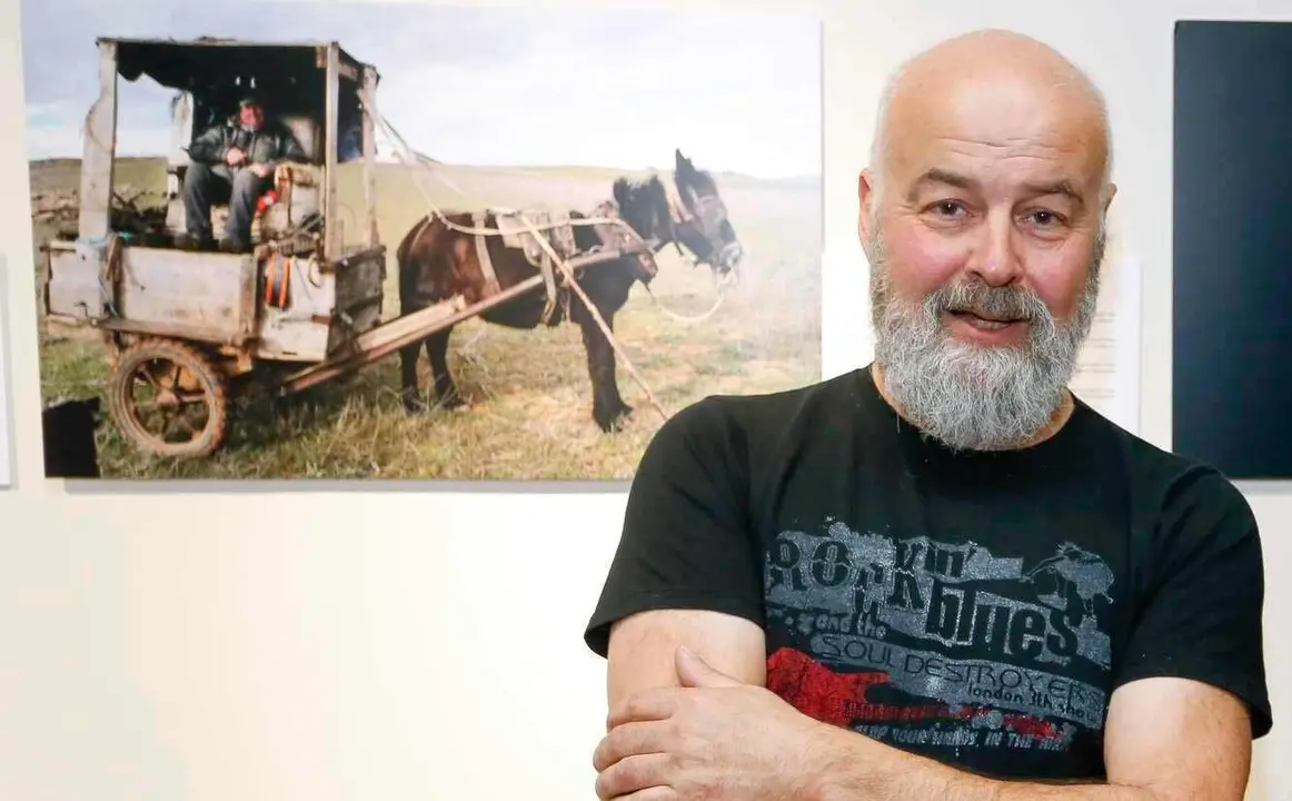 Mauricio Peña, durante una de sus exposiciones fotográficas.
