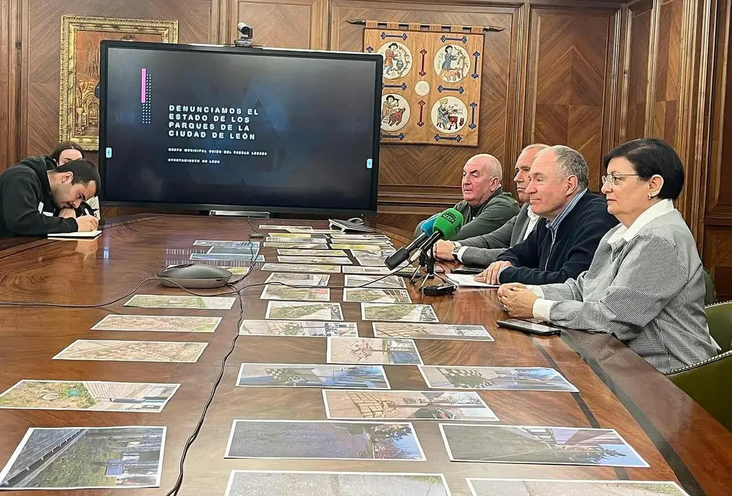 Los concejales de UPL, este jueves, durante su rueda de prensa.