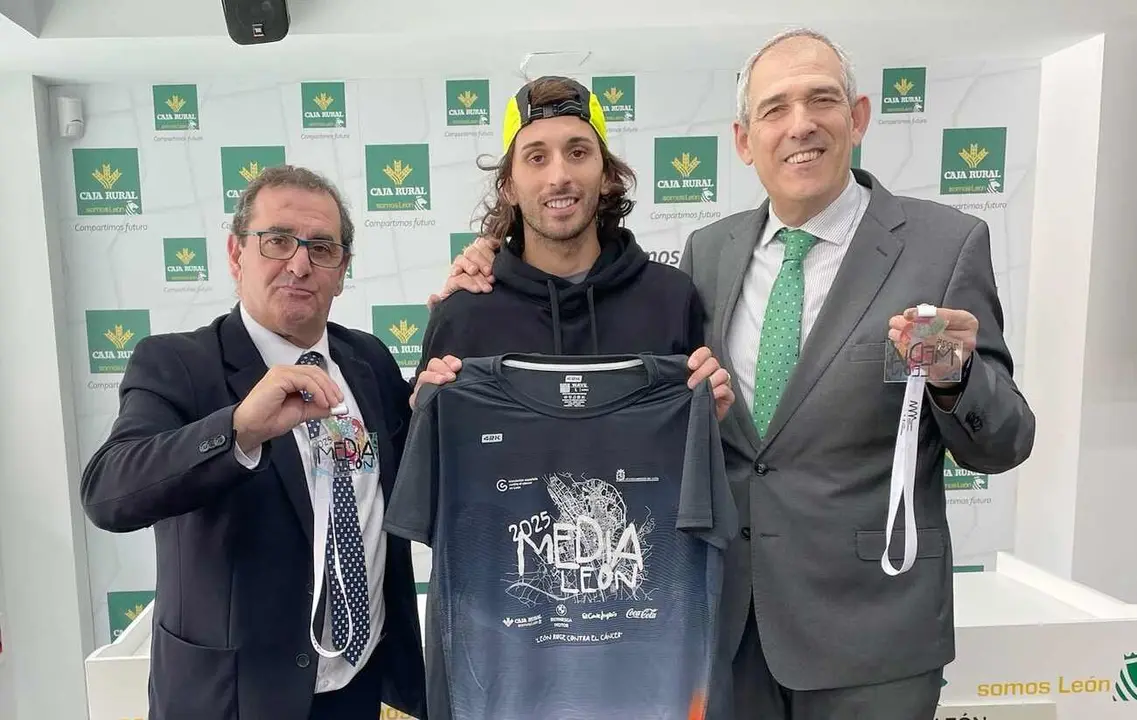 Representantes de Caja Rural, Media y Ayuntamiento de León, con la camiseta y medallas conmemorativas.