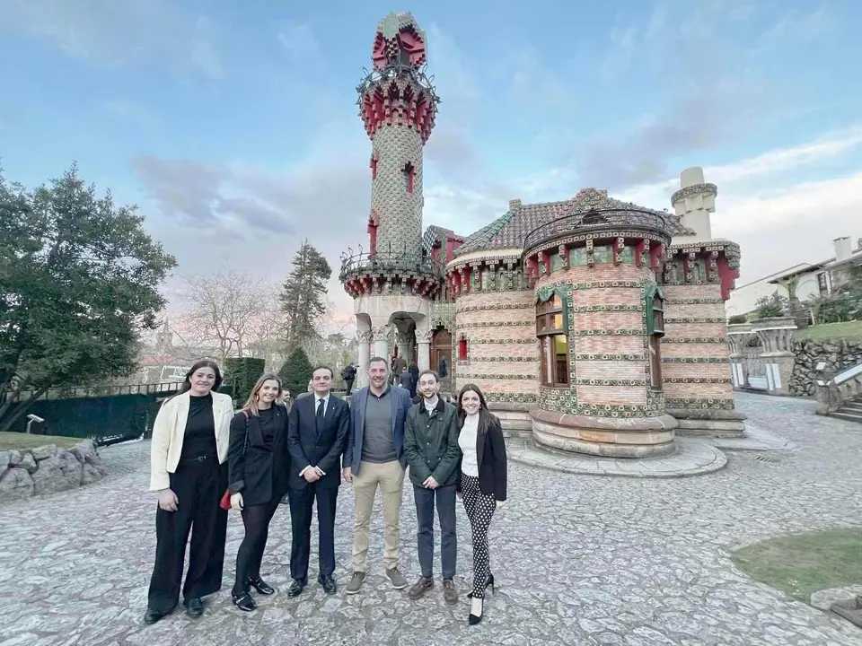 Miembros de Fundos y Casa Botines junto a Carlos Mirapeix (director de El Capricho de Gaudí). De izquierda a derecha: Andrea Méndez, Marta Sabugo, Raúl Fernández Sobrino, Carlos Mirapeix, Carlos Varela y Natividad Pan.