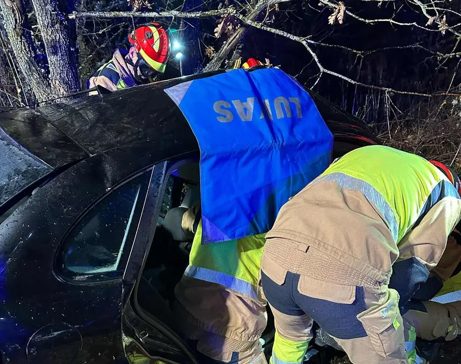 Bomberos del Sepeis intervienen durante un accidente de tr&aacute;fico.