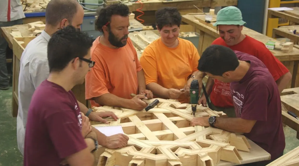 Un taller de carpintería para crear una pieza para el Centro de Interpretación del Artesonado de Vallecillo.