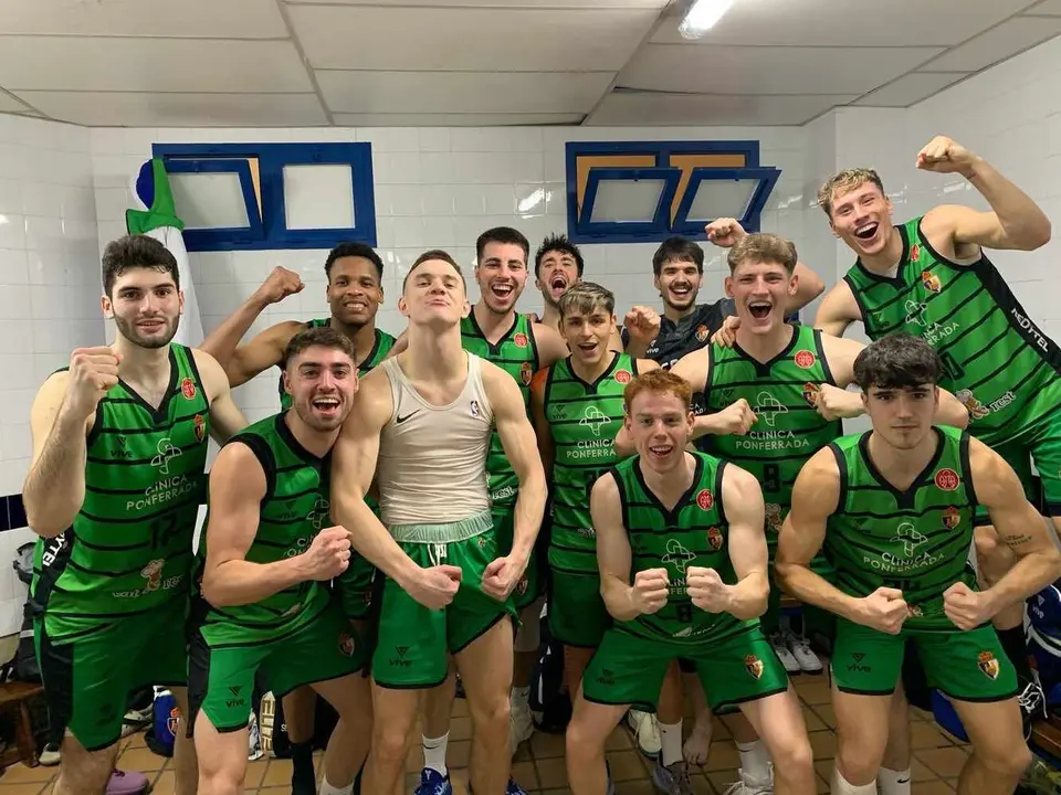 Los jugadores del Baloncesto Ponferrada celebran la victoria.