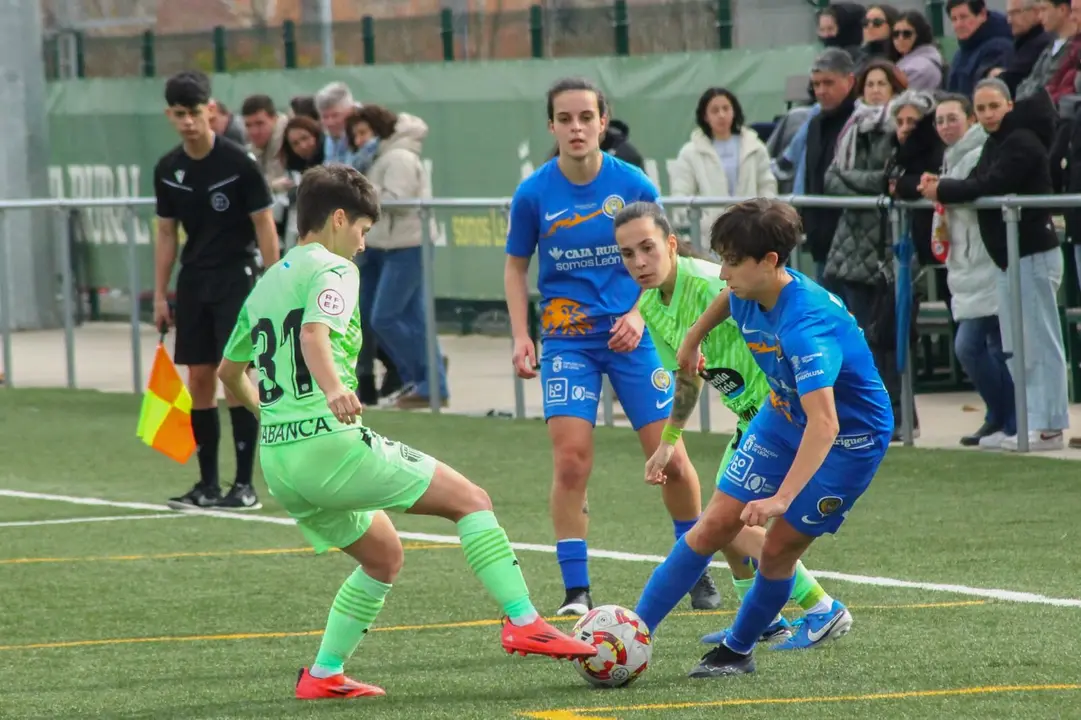 Una jugada del partido del Olímpico de León ULE contra el CD Lugo.