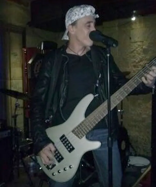 Miguel disfrutando de la música sobre los escenarios.