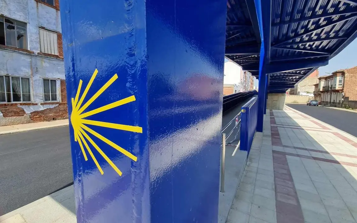 Imagen de la pasarela, inutilizada desde que fuera levantada con un coste de 1,2 millones de euros.