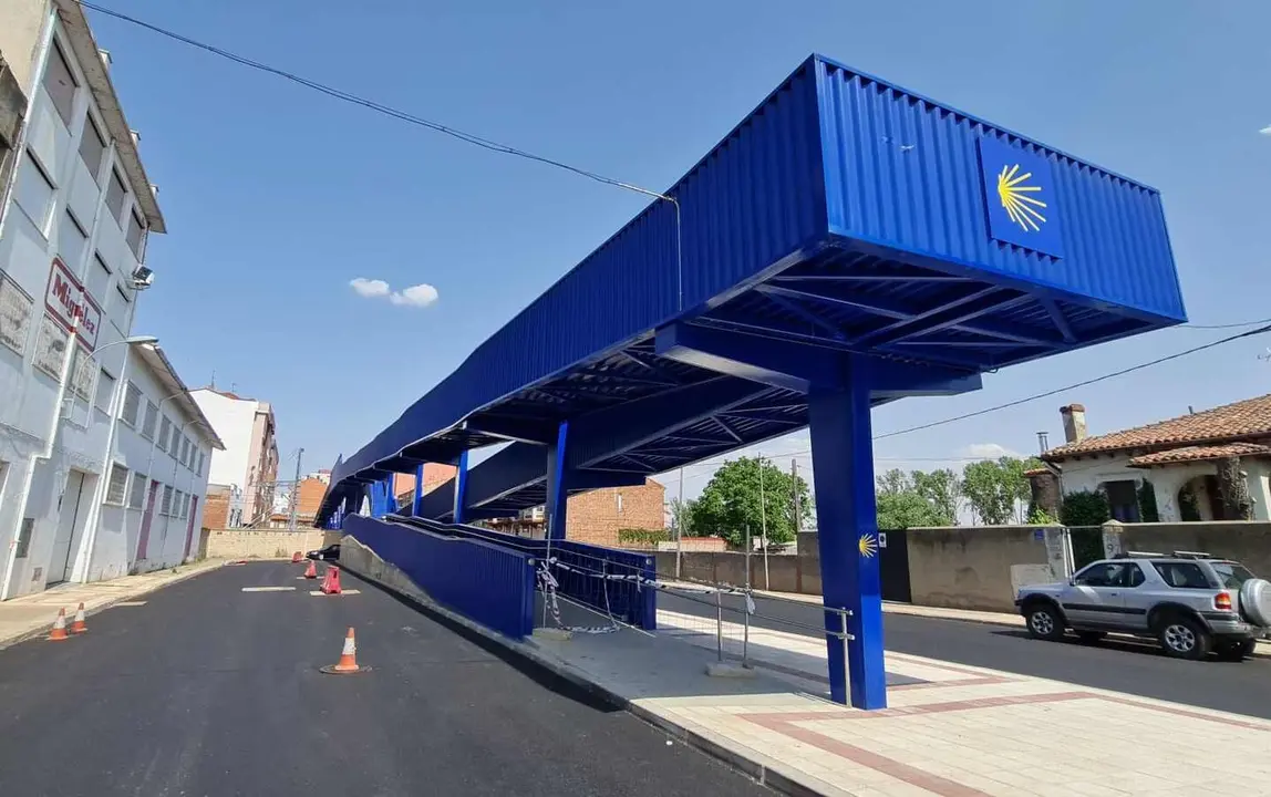 Imagen de la pasarela azul de Trobajo del Camino.