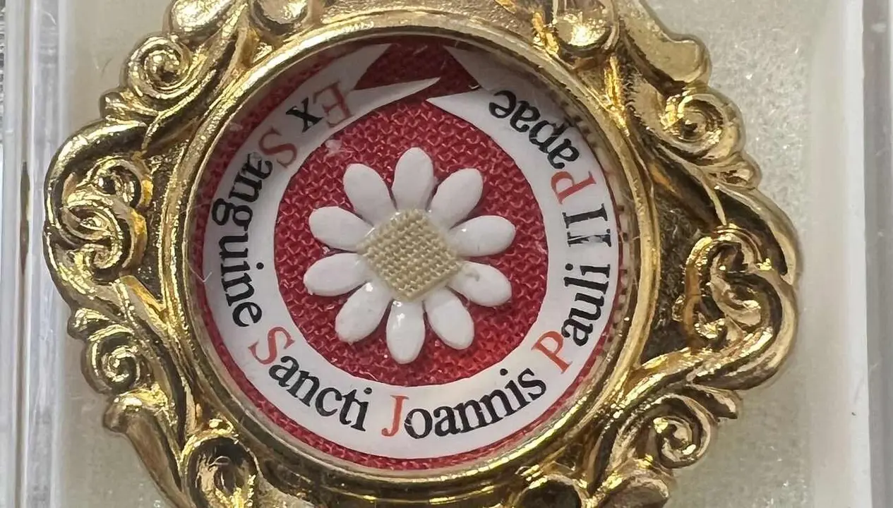 Imagen de la reliquia de Juan Pablo II que ahora ha llegado a la cofradía leonesa.