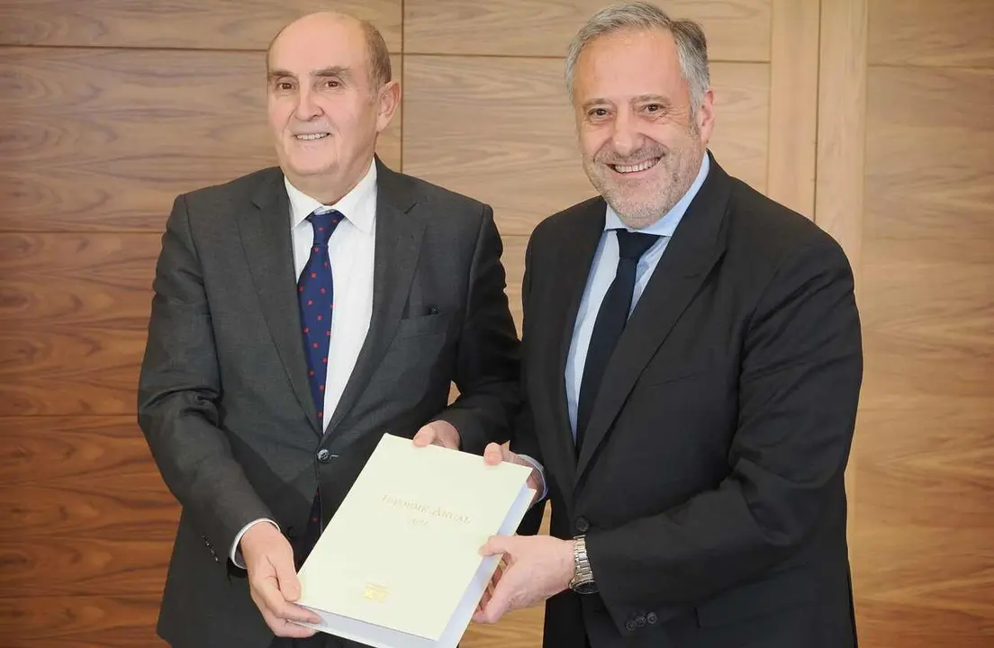 El presidente de las Cortes de Castilla y León recibe en su despacho al Procurador del Común.